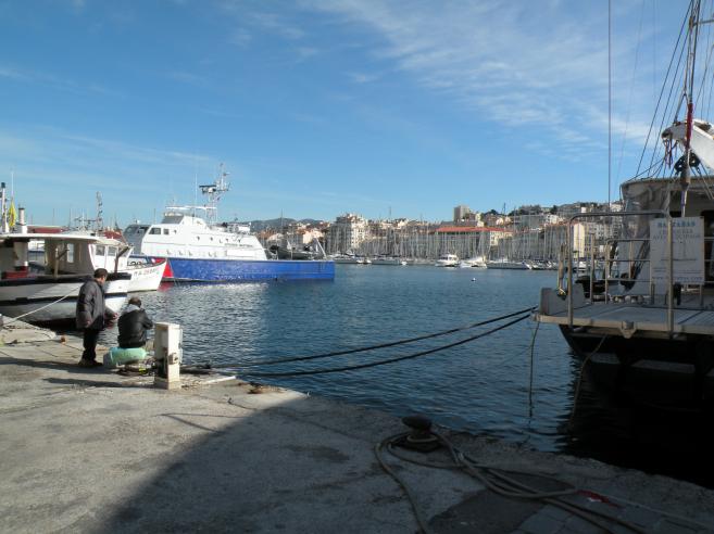  pêcheur et bateaux à quai